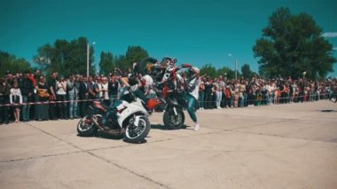 Dublör Moto Show. Moto binici arka tekerlek üzerinde sürmek. Bisikletçileri Parade ve gösteri. Ağır çekim