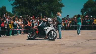 Dublör Moto Show. Aşırı motor sporları. Bisikletçileri Parade ve gösteri. Ağır çekim