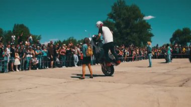 Dublör Moto Show. Aşırı motor sporları. Bisikletçileri geçit ve gösteri