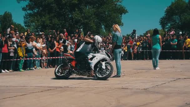 Pokaż Moto Stunt. Ekstremalnych sportów motorowych. Parada rowerzystów i Pokaż. Zwolnionym tempie — Wideo stockowe