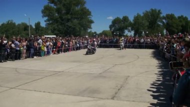 Dublör Moto Show. Aşırı motor sporları. Bisikletçileri geçit ve gösteri