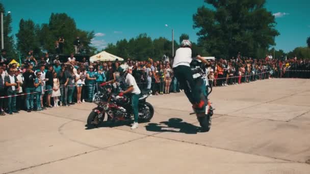 Stunt Moto Show. Sport motoristici estremi. Sfilata e spettacolo dei motociclisti — Video Stock