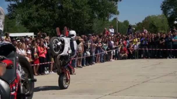Stunt Moto Show. Motociclisti cavalca sulla ruota posteriore. Sfilata e spettacolo dei motociclisti. Rallentatore — Video Stock