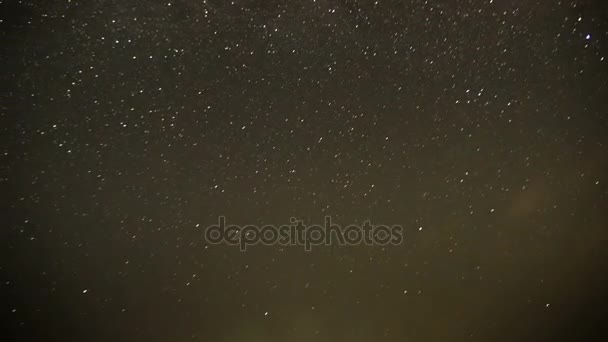 Nuvens movendo-se no céu noturno contra um fundo de estrelas — Vídeo de Stock