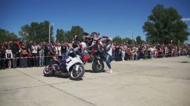 Dublör Moto Show. Moto binici arka tekerlek üzerinde sürmek. Bisikletçileri Parade ve gösteri. Ağır çekim