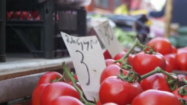 Domates ve bakkal pazarında sebze vitrin. Ticaret