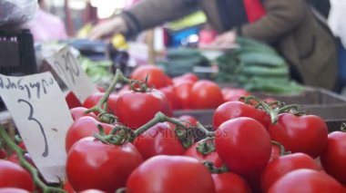 Domates ve bakkal pazarında sebze vitrin. Ticaret