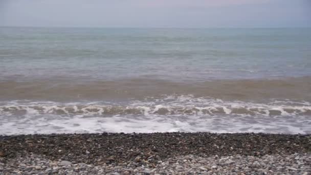 Bouře na moři. Vlny se válí na oblázkové pláži kámen. Zpomalený pohyb — Stock video