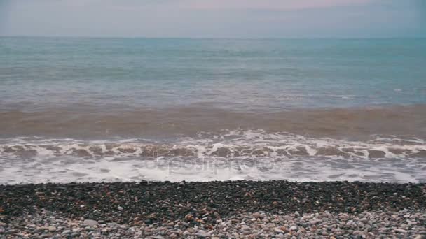 Upaść na kamień plaży duże fale. Zwolnionym tempie — Wideo stockowe
