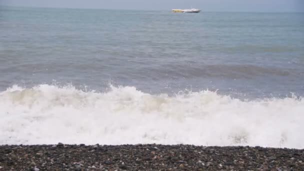 Шторм на морі. Хвилі прокатки на гальковому пляжі камінь. Повільний рух — стокове відео