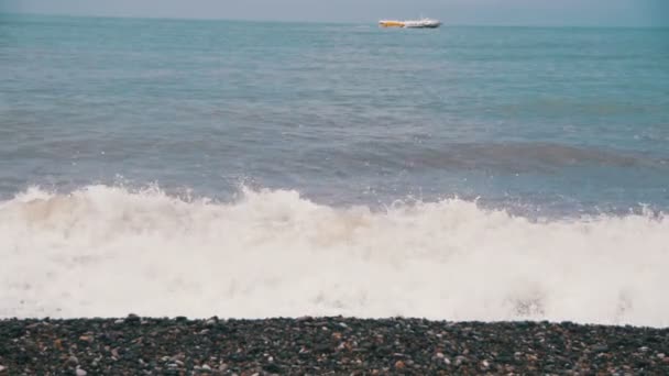 Tempesta sul mare. Le onde stanno rotolando su una spiaggia di ciottoli. Rallentatore — Video Stock