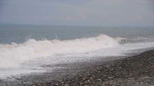 Tempesta sul mare. Le onde stanno rotolando su una spiaggia di ciottoli. Rallentatore — Video Stock