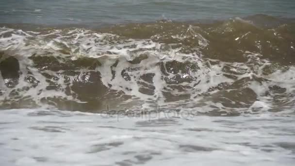 Tempesta sul mare. Le onde stanno rotolando su una spiaggia di ciottoli. Rallentatore — Video Stock
