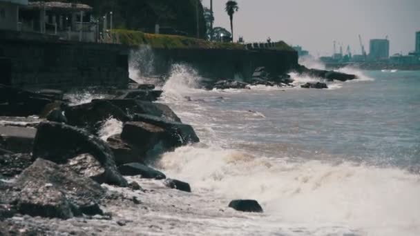 Große Wellen, die auf Steinstrand krachen. Zeitlupe — Stockvideo