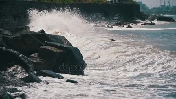 Grote golven op het strand van de steen. Slow Motion — Stockvideo