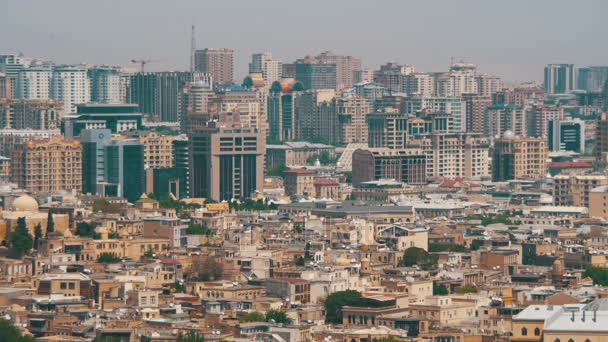 Τοπίο από ουρανοξύστες και πολυώροφα κτίρια της πόλης του Μπακού, Αζερμπαϊτζάν — Αρχείο Βίντεο