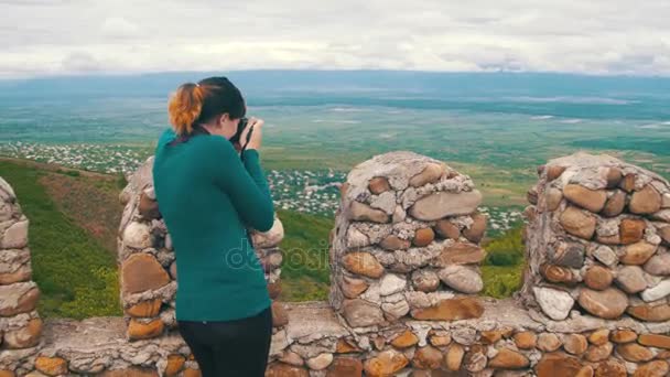 Kvinna fotograferar landskap. Utsikt från en gammal fästning på stadens Signaghi, Georgien. — Stockvideo