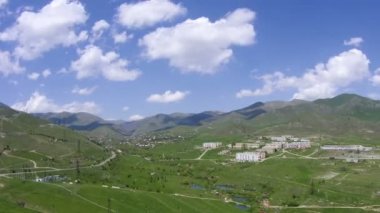 Ermenistan'ın dağlarda şehir manzaralı. Zaman atlamalı