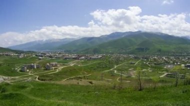 Ermenistan'ın dağlarda şehir manzaralı. Zaman atlamalı
