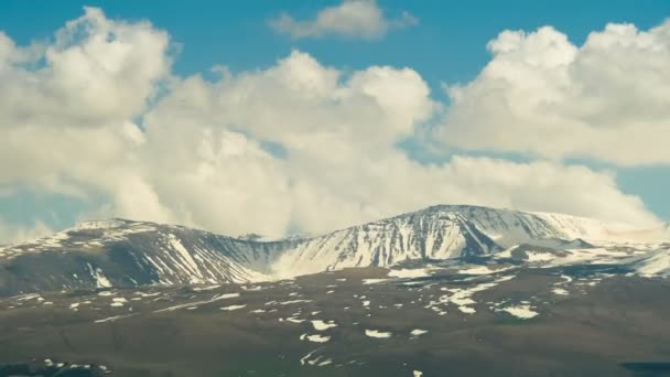 Paisagens e Montanhas da Armênia. Nuvens se movem sobre os picos nevados das montanhas na Armênia. Desfasamento temporal — Vídeo de Stock