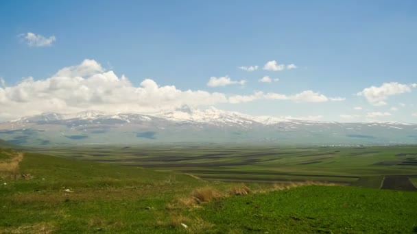 Paisajes y Montañas de Armenia. Las nubes se mueven sobre los picos nevados de las montañas en Armenia. Caducidad — Vídeos de Stock
