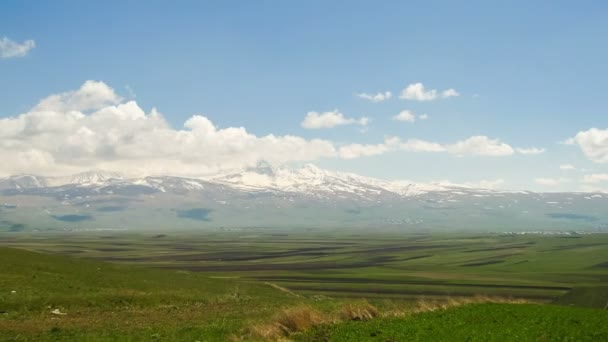 Landskap og fjell i Armenia. Skyer beveger seg over Snowy Peaks of the Mountains i Armenia. Tidsforfall – stockvideo