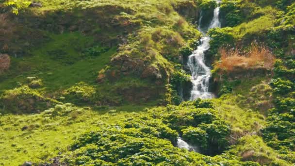 Paysage Vue sur le ruisseau de montagne ou la cascade dans les montagnes de Géorgie 