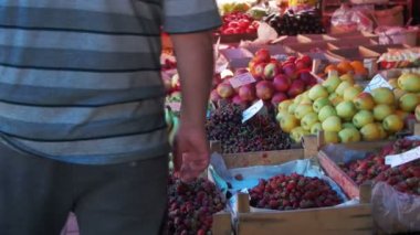 İnsanlar sebze bakkal piyasada seçin