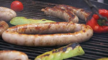 Sebze Izgara ve Barbekü lezzetli sosis pişirme. Ağır çekim