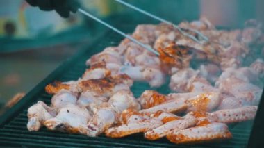 Bir barbekü ızgara pişirme tavuk eti. Ağır çekim