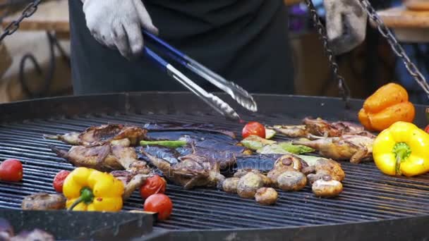 Et ve sebze ızgara hazırlanıyor. Ağır çekim — Stok video