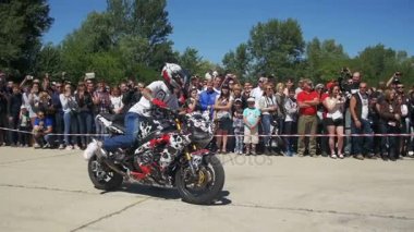 Dublör Moto Show. Moto binici arka tekerlek üzerinde sürmek. Bisikletçileri Parade ve gösteri. Ağır çekim