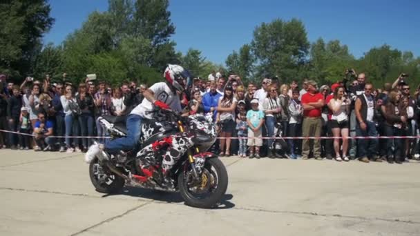 Stunt Moto Show. Moto Rider Paseos en la rueda trasera. Desfile y espectáculo de motociclistas. Moción lenta — Vídeo de stock