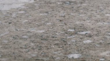 Yağmur damlaları bir su birikintisi şekillendirme kaldırım düşmek