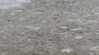 Yağmur damlaları bir su birikintisi şekillendirme kaldırım düşmek