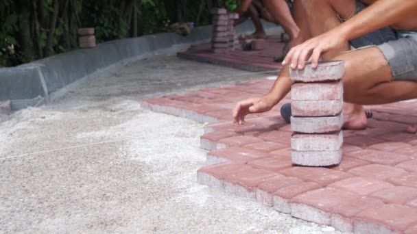 Lägga färgade plattor i en stadspark — Stockvideo