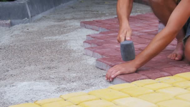 Lavoratore posa lastra di pietra pavimentazione — Video Stock