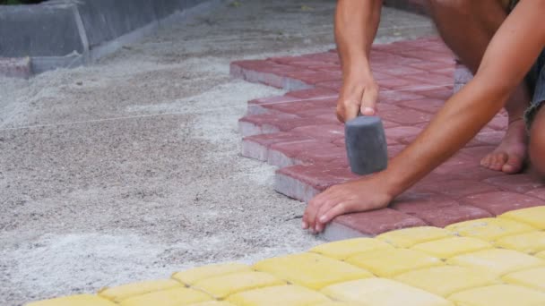 Trabajador colocación piedra pavimentación losa — Vídeos de Stock