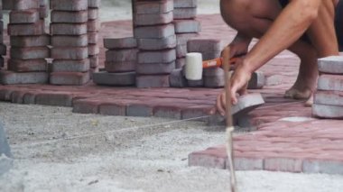 Taş döşeme kaplama Hammer kullanarak çalışıyor