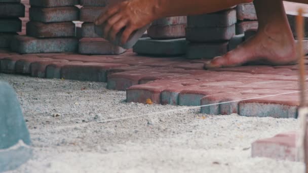 Colocando azulejos coloridos em um parque da cidade — Vídeo de Stock