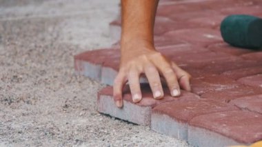 Taş döşeme kaplama Hammer kullanarak çalışıyor