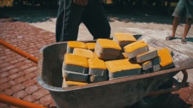 Kaldırım tamir inşa süreci. Alt döşeme taş kaldırım bir şehirde Park. Ağır çekim