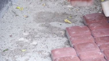 Taş döşeme kaplama Hammer kullanarak çalışıyor. Ağır çekim