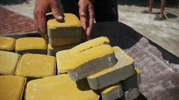 Budowy, robotnik budowlany zwalnia brukiem kamiennym z taczki. Zwolnionym tempie — Wideo stockowe