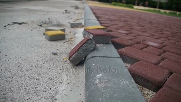 Canteiro de obras, Pedra de pavimentação de estrada colorida em um parque da cidade, processo de construção — Vídeo de Stock