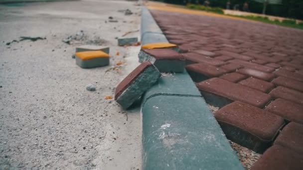 Canteiro de obras, Pedra de pavimentação de estrada colorida em um parque da cidade, processo de construção — Vídeo de Stock