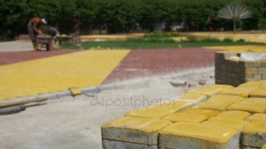 Kaldırım tamir inşa süreci. Alt döşeme taş parke bir şehirde Park