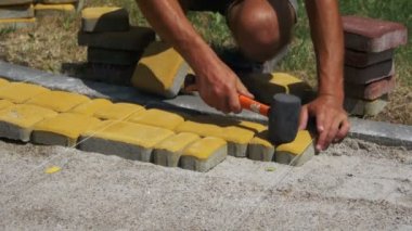 Parke taşı döşeme kurucusudur