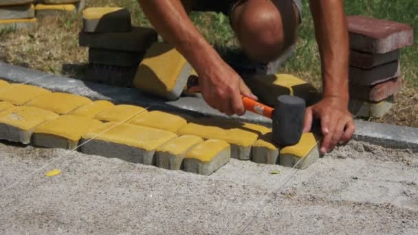 De bouwer is leggen van straatstenen — Stockvideo