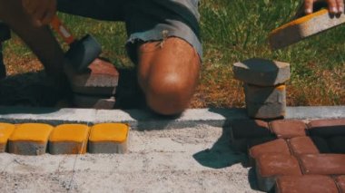 Taş döşeme kaplama Hammer kullanarak çalışıyor